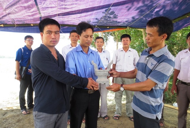 Bàn giao lư hương cổ bằng đá độc nhất tại Dinh Đô Quan Hoàng Mười