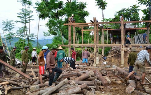 Người dân Sơn La vật vờ, không nhà sau mưa lũ
