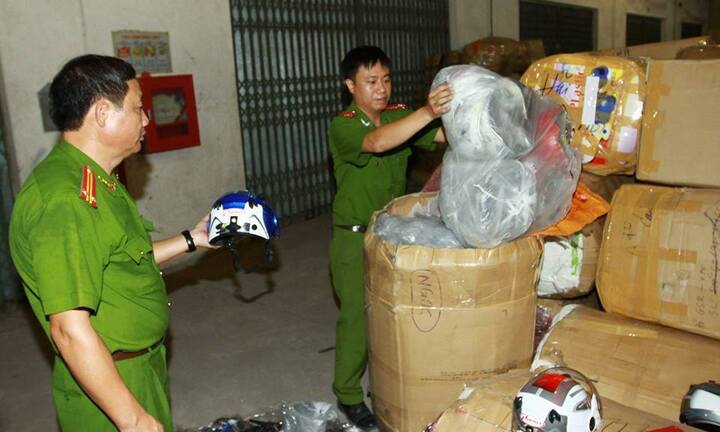 Hà Nội: Thu giữ hơn 5000 chiếc mũ bảo hiểm không đạt tiêu chuẩn