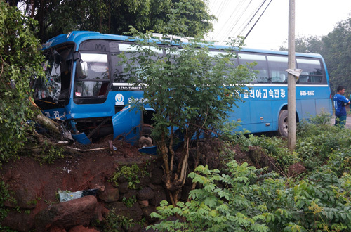 Xe khách mất lái, đâm sập tường rào, 45 hành khách hoảng loạn