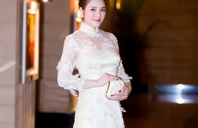 Lý Nhã Kỳ diện áo dài nền nã, sang trọng tại Hà Nội