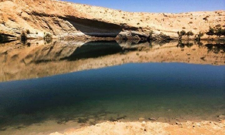 Người dân ngâm mình trong dòng nước