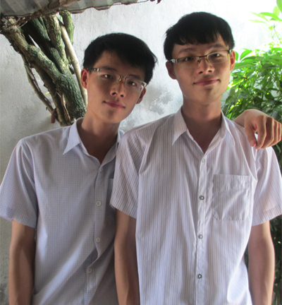 Cặp song sinh thủ khoa mồ côi lớn lên nhờ giọt mồ hôi ông bà nội