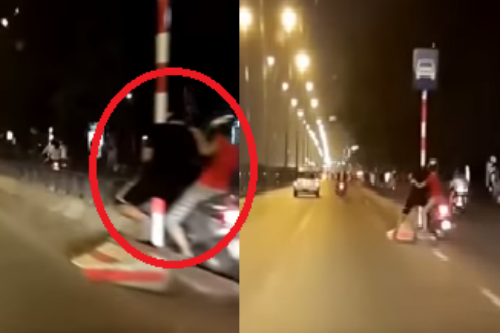 Clip bi hài: Mải buôn chuyện, thanh niên đâm vào dải phân cách