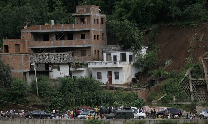 Cảnh tan hoang sau động đất Trung Quốc, 379 người thiệt mạng