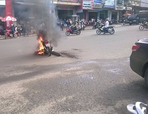 Cố vượt đèn đỏ, xe máy bốc cháy dữ dội