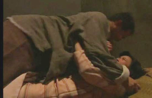 Cưỡng hiếp chị dâu họ ngay trước mặt 2 cháu nhỏ đang van xin