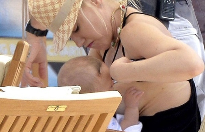 'Gái ba con' Gwen Stefani vô tư vạch áo cho con bú trên bãi biển