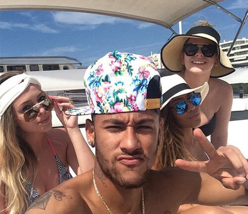 Đang chấn thương lưng, Neymar vẫn tranh thủ tòm tem với gái