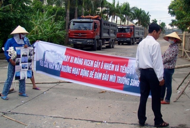 Dân phong tỏa nhà máy vì ô nhiễm