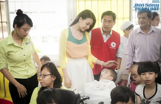 Trà Ngọc Hằng âu yếm, vui chơi cùng trẻ nhiễm chất độc da cam