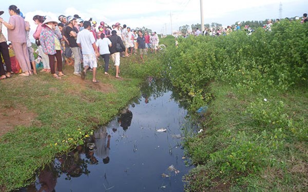 Phát hiện xác chết bí ẩn dưới kênh thoát nước