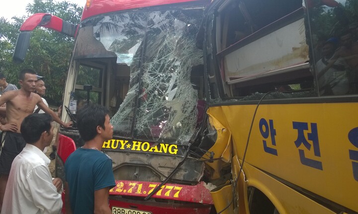 Đường trơn, hai xe khách đối đầu trên QL 8A