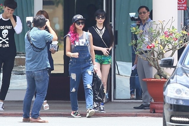 2NE1 đeo bịt mặt, vẫy tay chào fan Việt