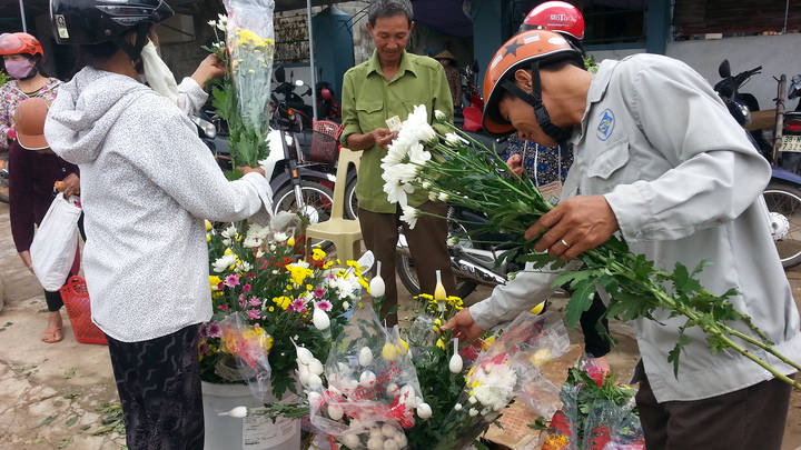 Nhộn nhịp chợ quê ngày lễ vu lan