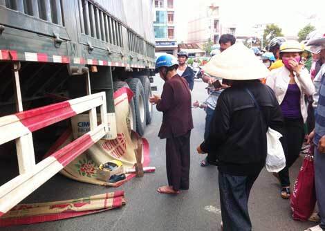 Mua đồ về nhà cúng rằm, một thợ điện bị xe container cán chết