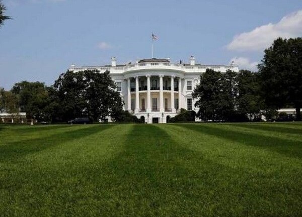 Em bé tập đi trườn qua cổng Nhà Trắng khiến mật vụ