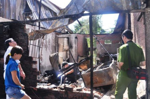 Cúng rằm tháng 7 làm cháy 4 căn nhà?