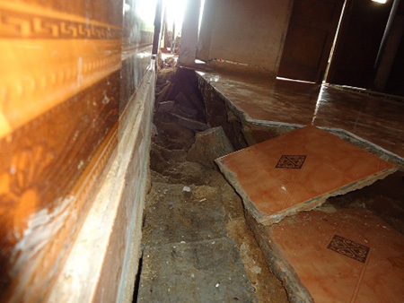 Nhà sụt lún bất thường, dân sống trong sợ hãi