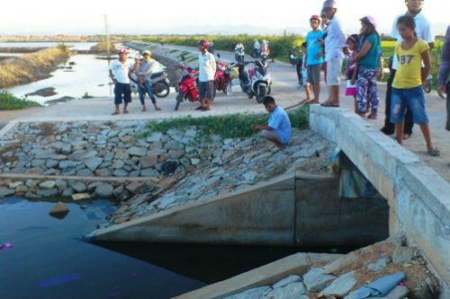 Hai anh em ruột chết đuối dưới mương nước