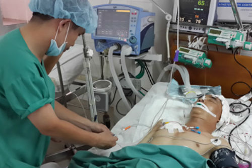 Sư thầy đi trên xe chui gầm cầu: 