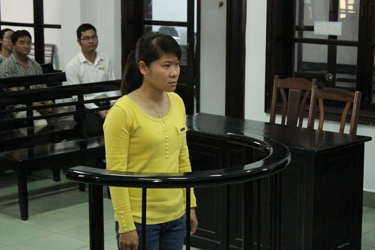 Vắng gần 1.000 người liên quan, tòa hoãn xử nữ CSGT tham ô