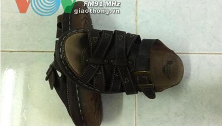 Tên trộm bị bắt do… tiếc đôi dép