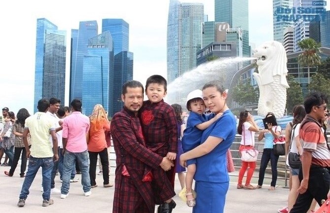 Hùng Cửu Long mặc áo dài cùng vợ con 