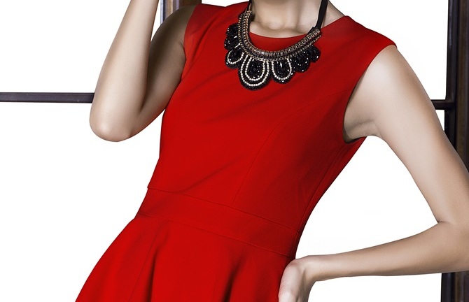 Siêu mẫu Minh Tú nổi bật với trang phục đỏ rực của NTK Kiki Phan 