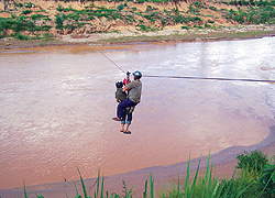 Dân “làm xiếc” với cầu cáp treo vượt suối