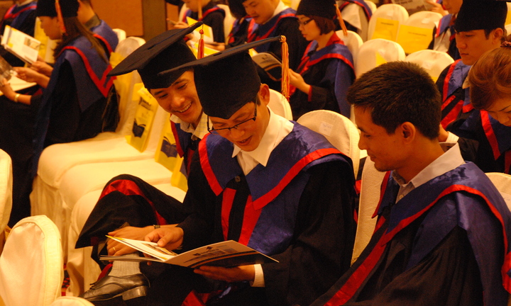 Bằng tốt nghiệp sai sót, hàng trăm tân cử nhân méo mặt