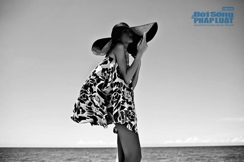 Kha Mỹ Vân khoe lưng trần đón nắng trên biển