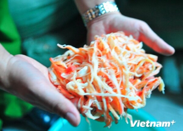 Gần hai tấn mực khô nghi trộn cao su bị bắt giữ tại ga Giáp Bát