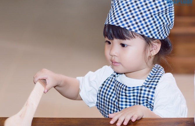 Con gái hoa hậu Trần Thị Quỳnh ngộ nghĩnh, đáng yêu học làm bánh