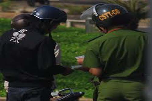 Một cảnh sát cơ động chết bên đường