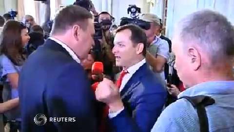 Clip: Nghị sĩ Ukraina ẩu đả ngay tại tòa nhà Quốc hội