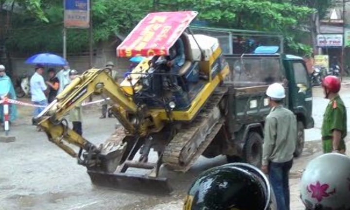 Độc đáo nhìn chiếc máy ủi lê xuống xe ô tô như... ro bot