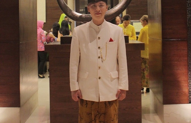 NTK Văn Thành Công lạ lẫm mặc váy đến Indonesia