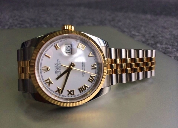 Trên tay đồng hồ Rolex Datejust mạ vàng 18k giá 270 triệu đồng