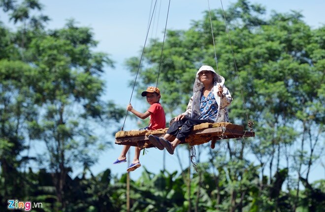 Dân thủ đô tự chế cáp treo mạo hiểm qua sông