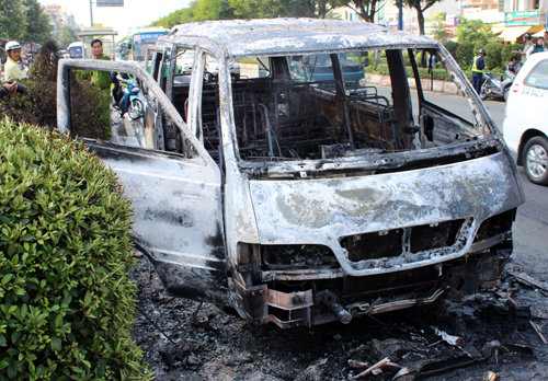 Ô tô bất ngờ bốc cháy, 12 hành khách thoát chết