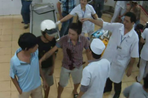 Chém nhau náo loạn bệnh viện, bắt 14 đối tượng