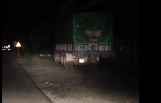 Truy đuổi 20km bắt xe quá tải 300\%, cố tình đâm xe công vụ