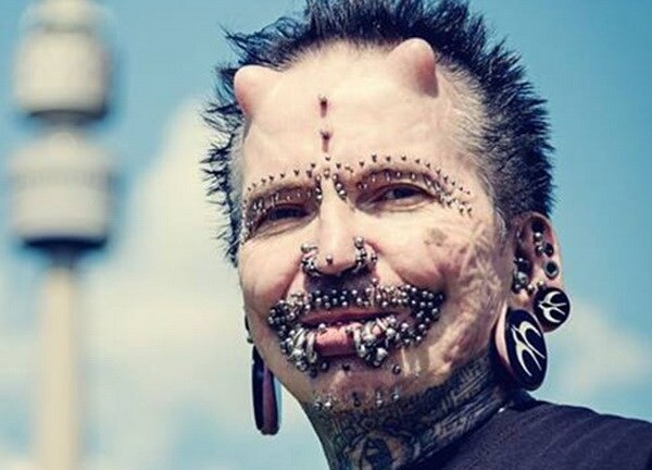 Người kim loại bị cấm nhập cảnh ở Dubai vì nghi là quỷ dữ  