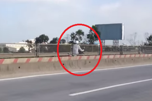 Clip: “Quái xế” liều mạng phóng ngược chiều trên đường cao tốc