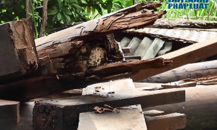 Chỉ sau một cơn gió nhẹ, căn nhà bị đổ sụp