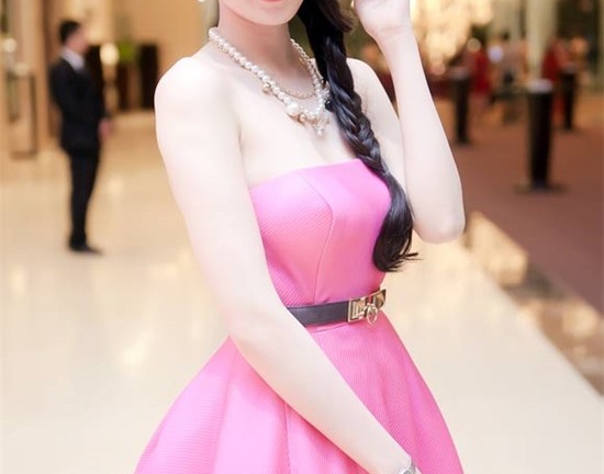 Ngọc Trinh bức xúc khi bị chê dùng hàng hiệu vẫn 