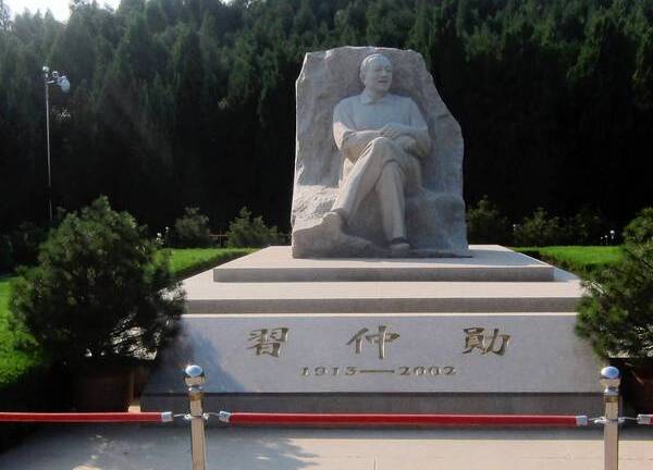 Du khách đổ xô đến thăm mộ phần thân sinh ông Tập Cận Bình