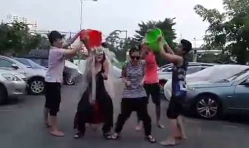 Clip chị em Thiều Bảo Trang bị 4 thanh niên úp xô nước đá lên đầu