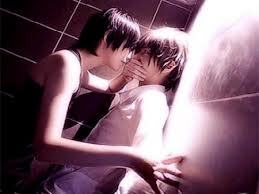 Thiếu nữ tuổi teen mách mẹ chuyện bị chàng thợ xăm yêu vụng